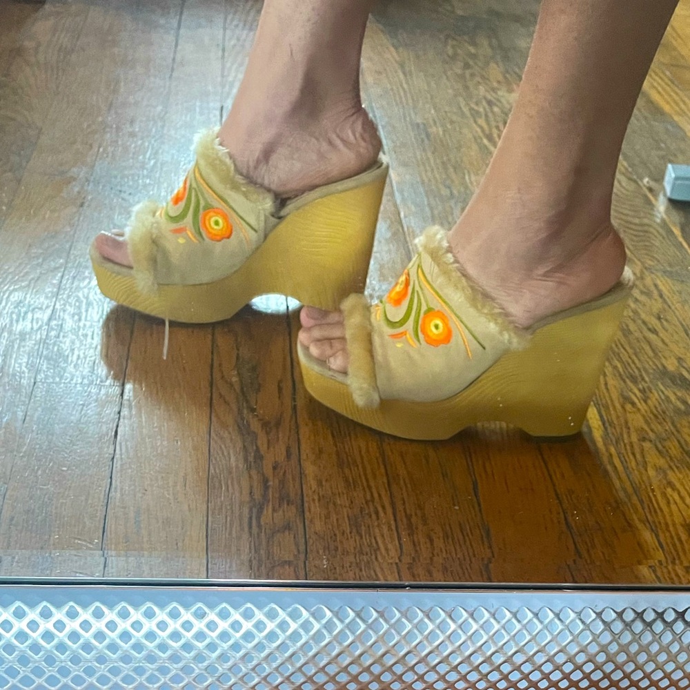 Suede Open Toe Chinese Laundry Platform Sandals Size 6.5